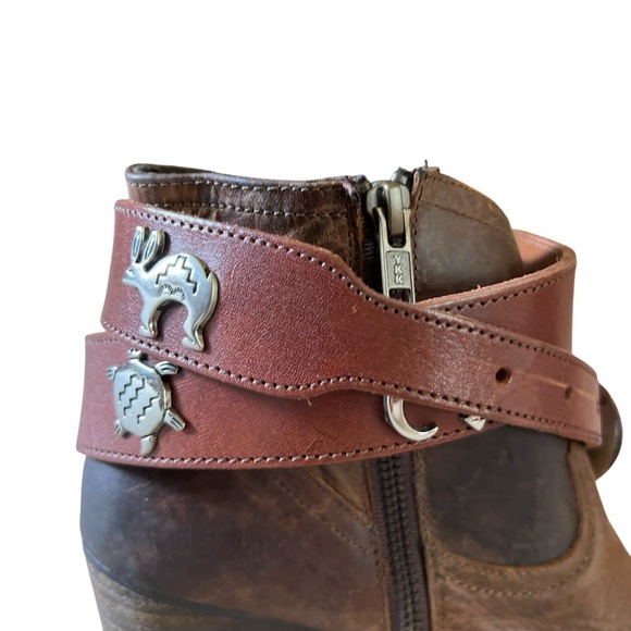 Vintage 90’s Brown Leather Silver Conch Engraved Southwestern Animals Belt, S - Picture 4 of 15